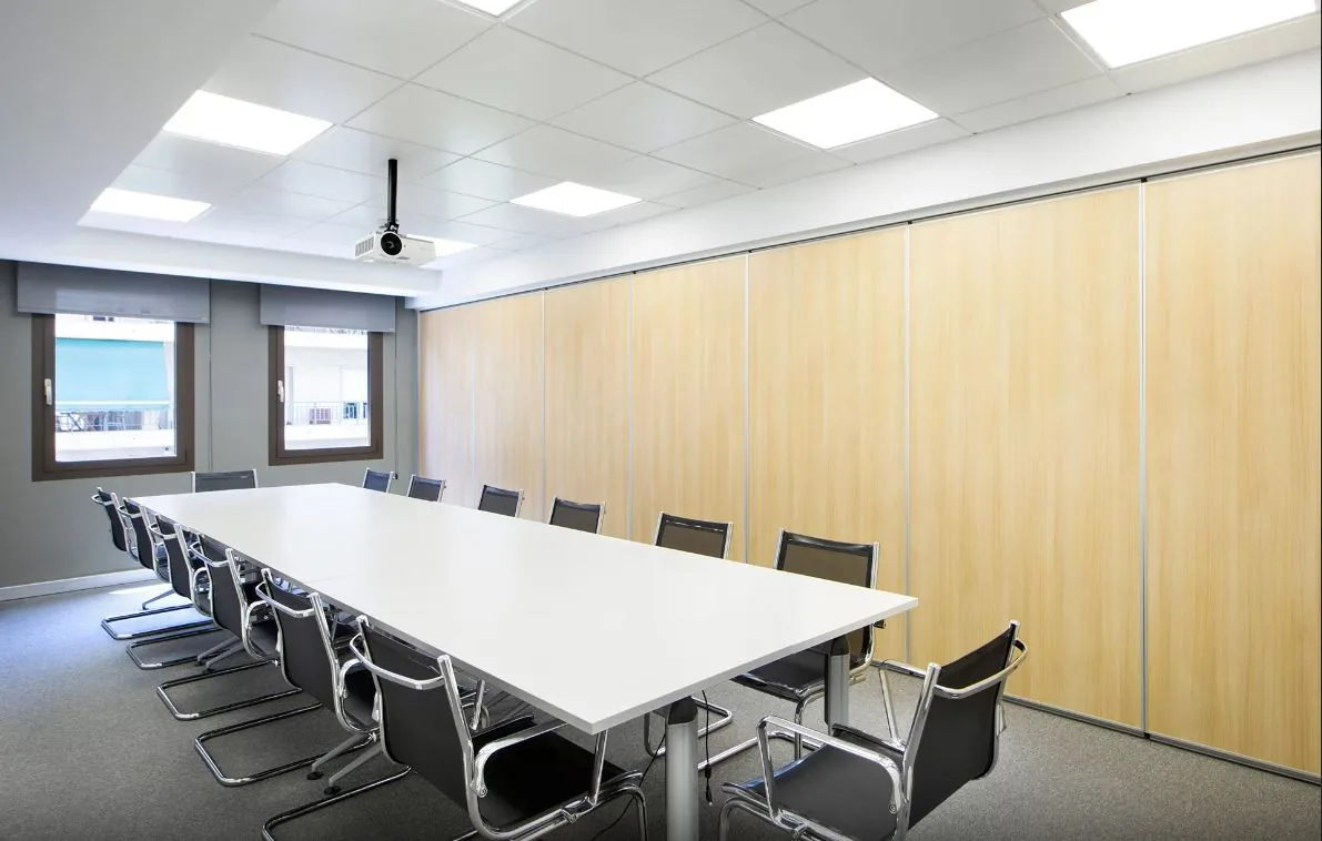 Cloison mobile vitrée dans un espace de travail